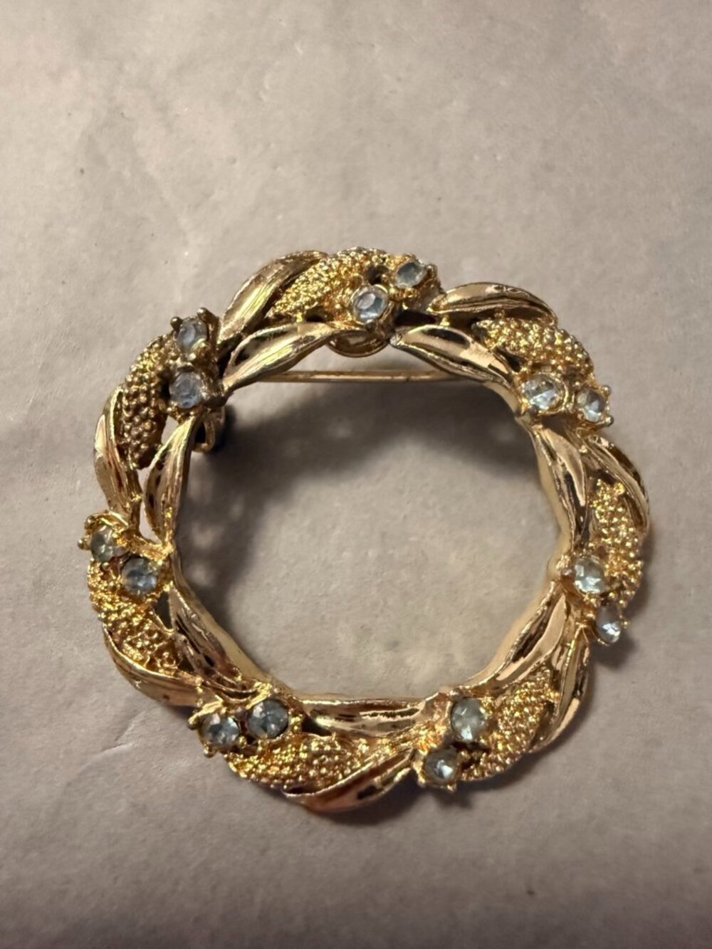 Vintage Signed GERRY’S Gold Tone Blue Rhinestone Wreath Brooch Pin